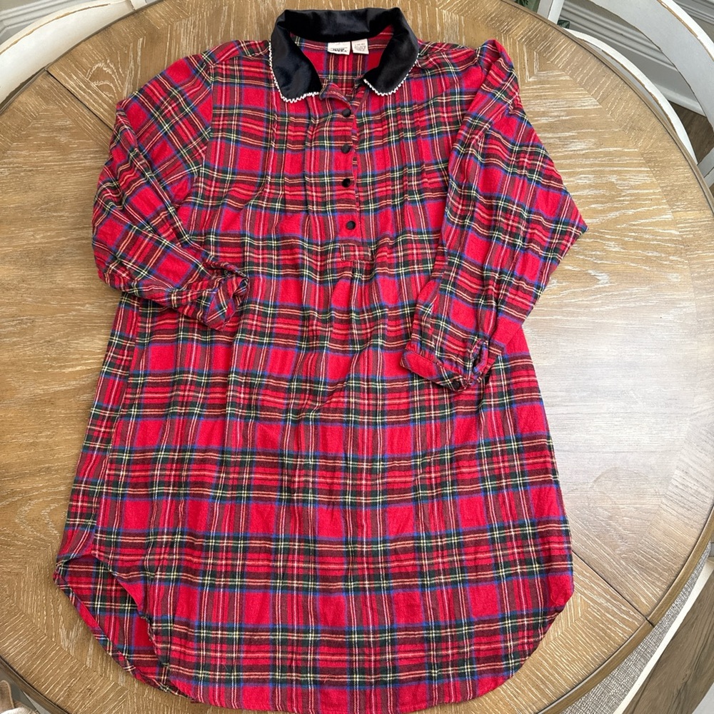 Vintage High Sierra Red Plaid tartan sleep Shirt gown with Black Velvet Collar